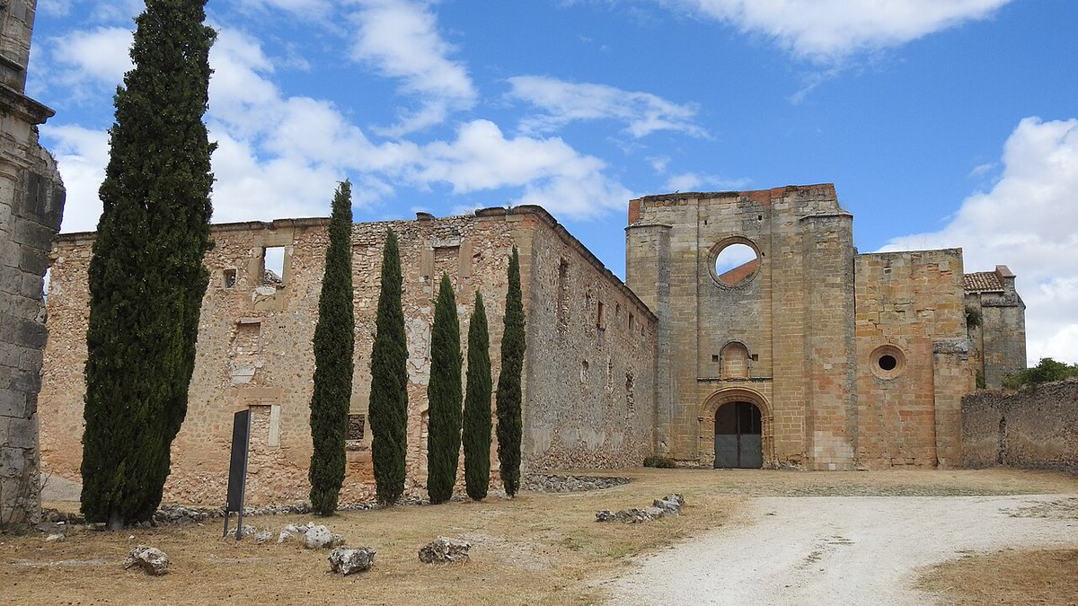 ElCampoAmarillo's tweet photo. El monasterio de Santa María de Monsalud, en Córcoles (Guadalajara), es uno de esos lugares que sorprenden más de lo que uno espera. Fundado en la segunda mitad del siglo XII, fue uno de los grandes centros cistercienses de la Alcarria y todavía conserva buena parte de su antigua organización: la iglesia de tres naves, la sala capitular, el claustro y las dependencias donde transcurría la vida diaria de los monjes.

Su arquitectura es sobria, sin grandes excesos, pero precisamente ahí está buena parte de su fuerza. Todo responde a una idea de orden, silencio y recogimiento. Durante siglos también fue lugar de peregrinación por la devoción a la Virgen de Monsalud.

A pesar del paso del tiempo, Monsalud conserva buena parte de la fuerza con la que fue levantado. Sus muros, sus arcos y sus espacios abiertos permiten recorrerlo sin necesidad de imaginar demasiado. La historia sigue ahí, a la vista, en uno de los monasterios más interesantes y menos conocidos de Guadalajara.
