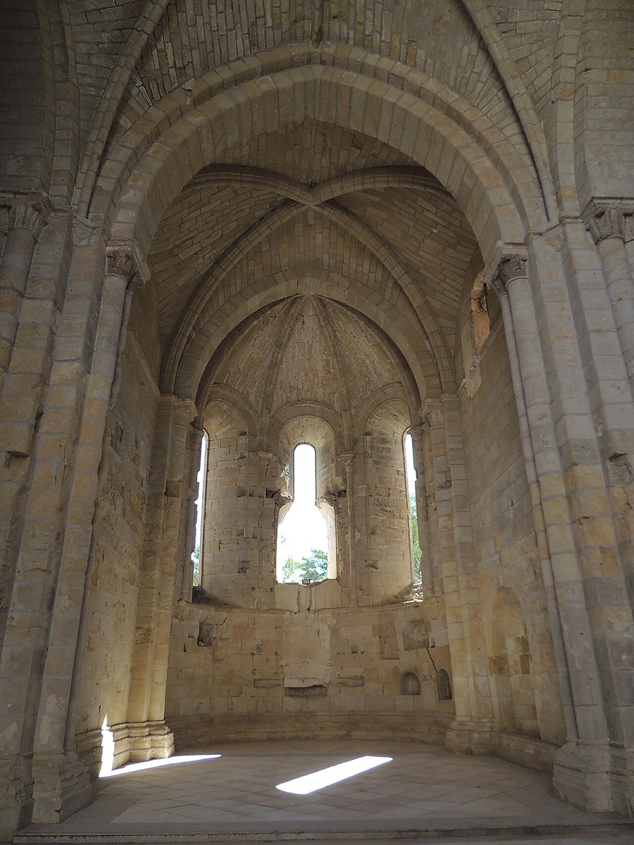ElCampoAmarillo's tweet photo. El monasterio de Santa María de Monsalud, en Córcoles (Guadalajara), es uno de esos lugares que sorprenden más de lo que uno espera. Fundado en la segunda mitad del siglo XII, fue uno de los grandes centros cistercienses de la Alcarria y todavía conserva buena parte de su antigua organización: la iglesia de tres naves, la sala capitular, el claustro y las dependencias donde transcurría la vida diaria de los monjes.

Su arquitectura es sobria, sin grandes excesos, pero precisamente ahí está buena parte de su fuerza. Todo responde a una idea de orden, silencio y recogimiento. Durante siglos también fue lugar de peregrinación por la devoción a la Virgen de Monsalud.

A pesar del paso del tiempo, Monsalud conserva buena parte de la fuerza con la que fue levantado. Sus muros, sus arcos y sus espacios abiertos permiten recorrerlo sin necesidad de imaginar demasiado. La historia sigue ahí, a la vista, en uno de los monasterios más interesantes y menos conocidos de Guadalajara.