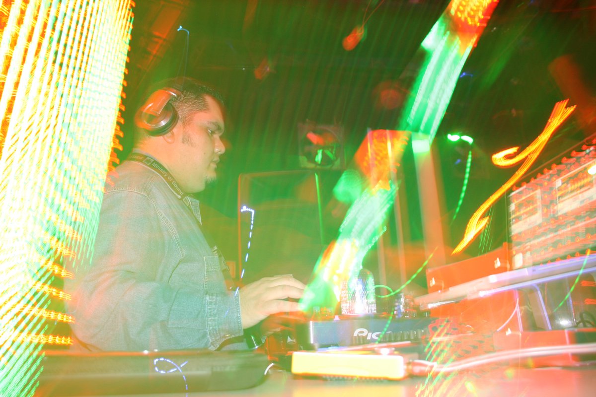 djjosespinnin's tweet photo. Vinilos girando, bajos golpeando y sintetizadores al máximo. ⚡
Estoy EN VIVO con Techno y Eurodance de los 90:
https://t.co/nMvfvBk9ba
#VinylSession #90sTechno #Eurodance https://t.co/72TXCmJFrB