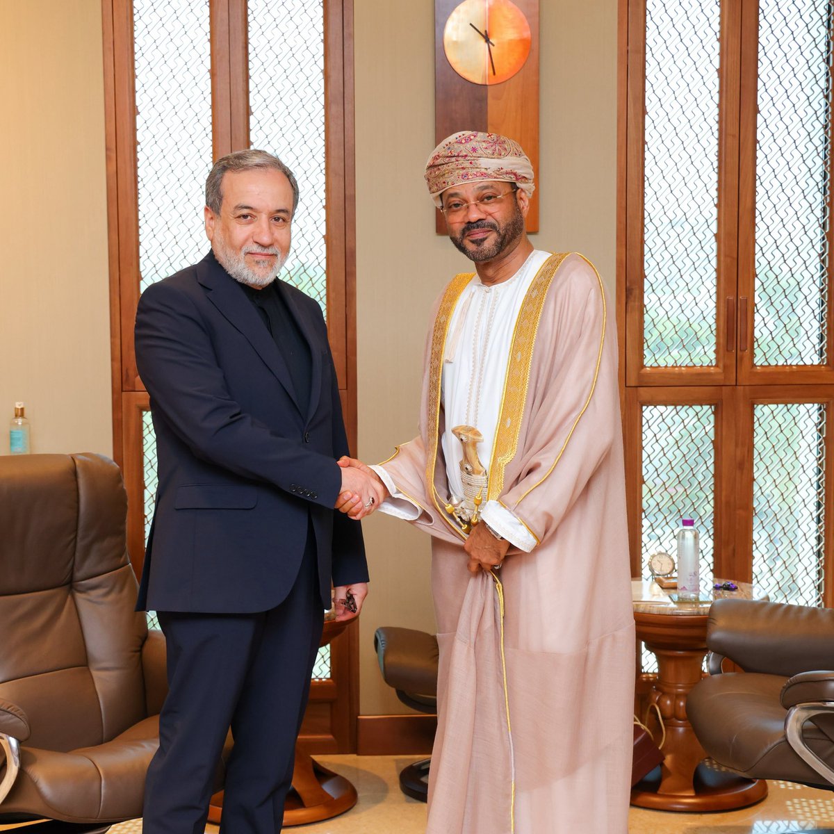OmanNewsAgency's tweet photo. سلطنة عُمان والجمهورية الإسلامية الإيرانية تعقدان بمسقط مباحثات حول الملاحة في مضيق هرمز لضمان سلامتها وحريتها في ضوء المعطيات والتداعيات الناجمة عن المستجدات الأخيرة، واتفقتا على مواصلة المباحثات على المستوى الفني والسياسي للتوصّل إلى التوافقات المطلوبة وفقًا للقانون الدولي. 

#العُمانية