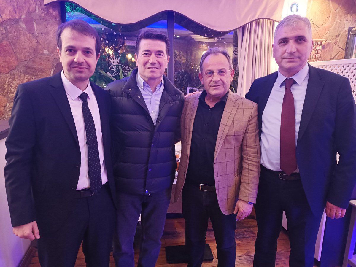 cankakisim's tweet photo. Butlancılar tarafından görevden alınan kıymetli dostlarım Ortahisar İlçe Başkanı @BatmazHaluk ve Trabzon İl Başkanı @mustafa_bak'ın yanındayım. Tarihin doğru yerinde duranlara selam olsun. https://t.co/SKfRvEj8KA