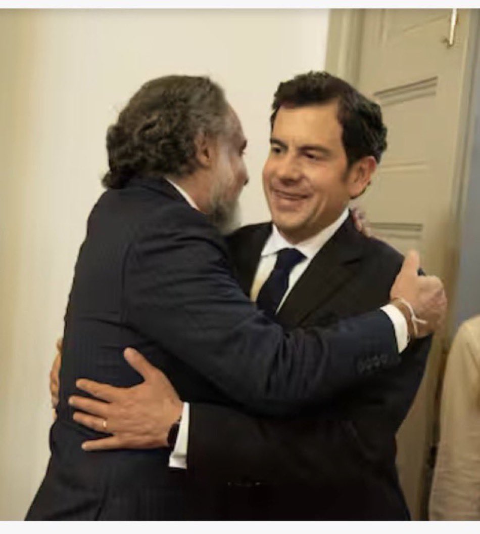 gustavotrianasu's tweet photo. Esta foto de los ministros del Interior, entrante y saliente, son una muestra que tanto Gustavo Petro como Abelardo de la Espriella, gobiernan con los mismos con las mismas. Dicen representar “a los nadie y a los nunca” pero sus mandatos son el continuismo de los malos gobiernos. https://t.co/SmUtXN9q7a