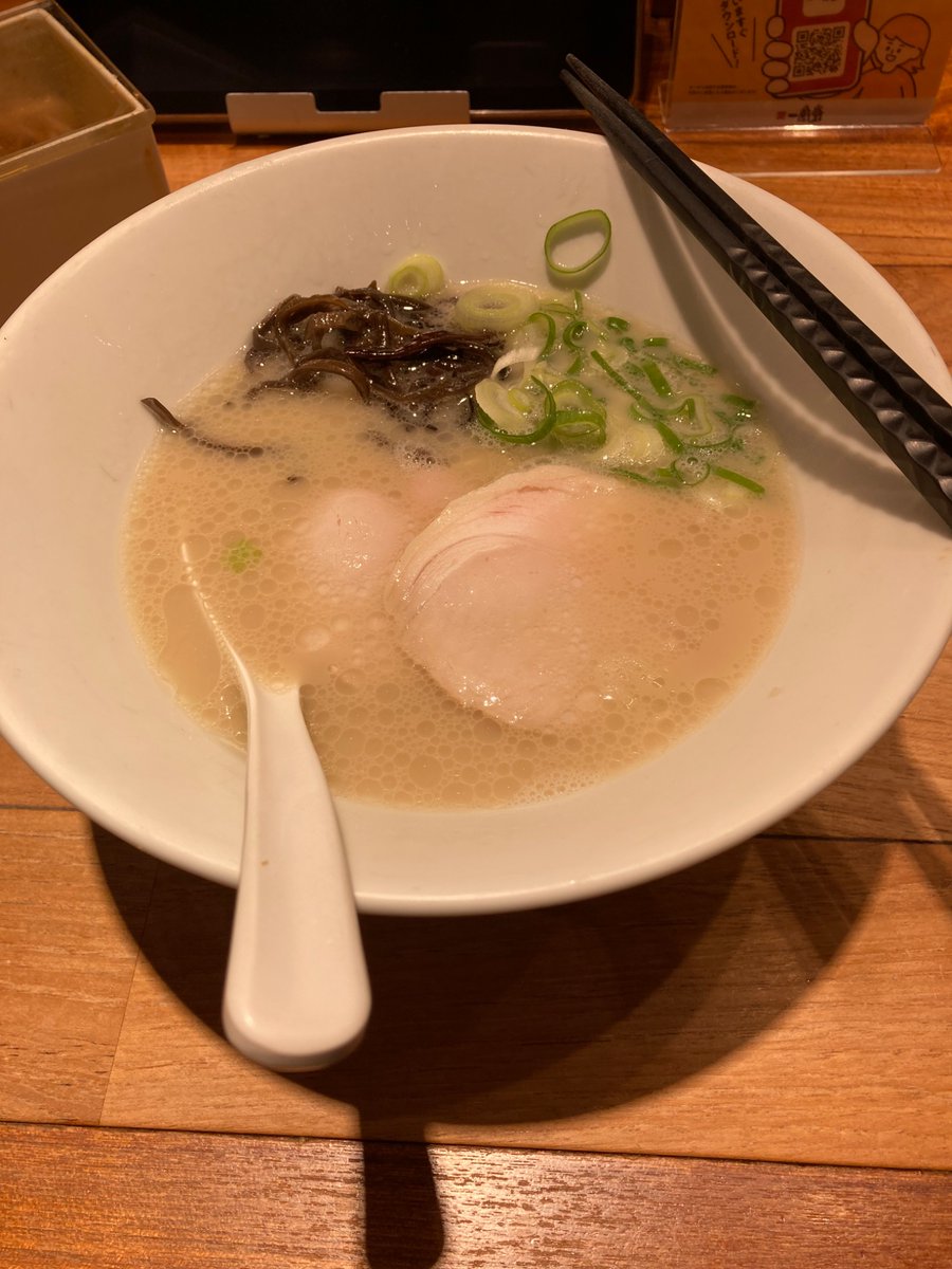 Luxacions's tweet photo. 麺を食いすぎて血糖値スパイクになっているのはこの男〜！ https://t.co/F0tSwkYrpZ