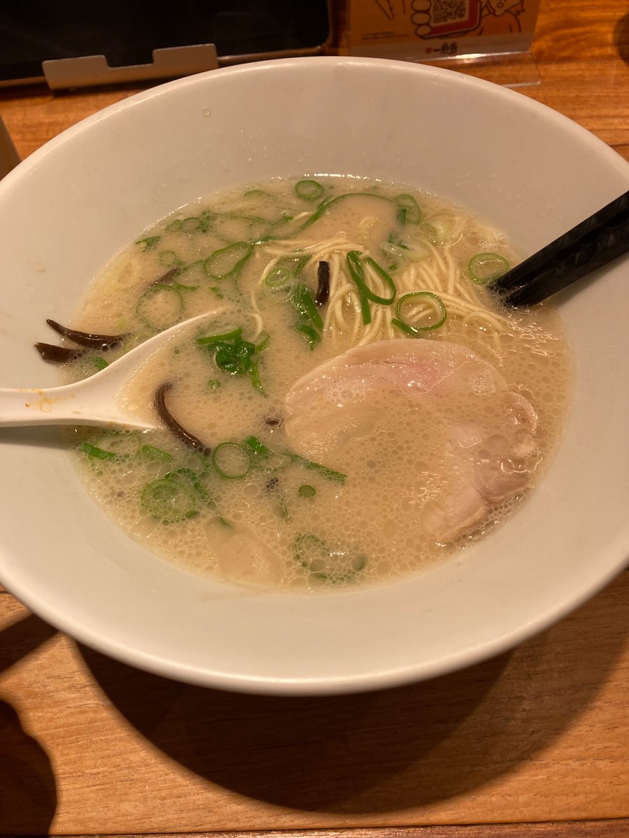 Luxacions's tweet photo. 麺を食いすぎて血糖値スパイクになっているのはこの男〜！ https://t.co/F0tSwkYrpZ
