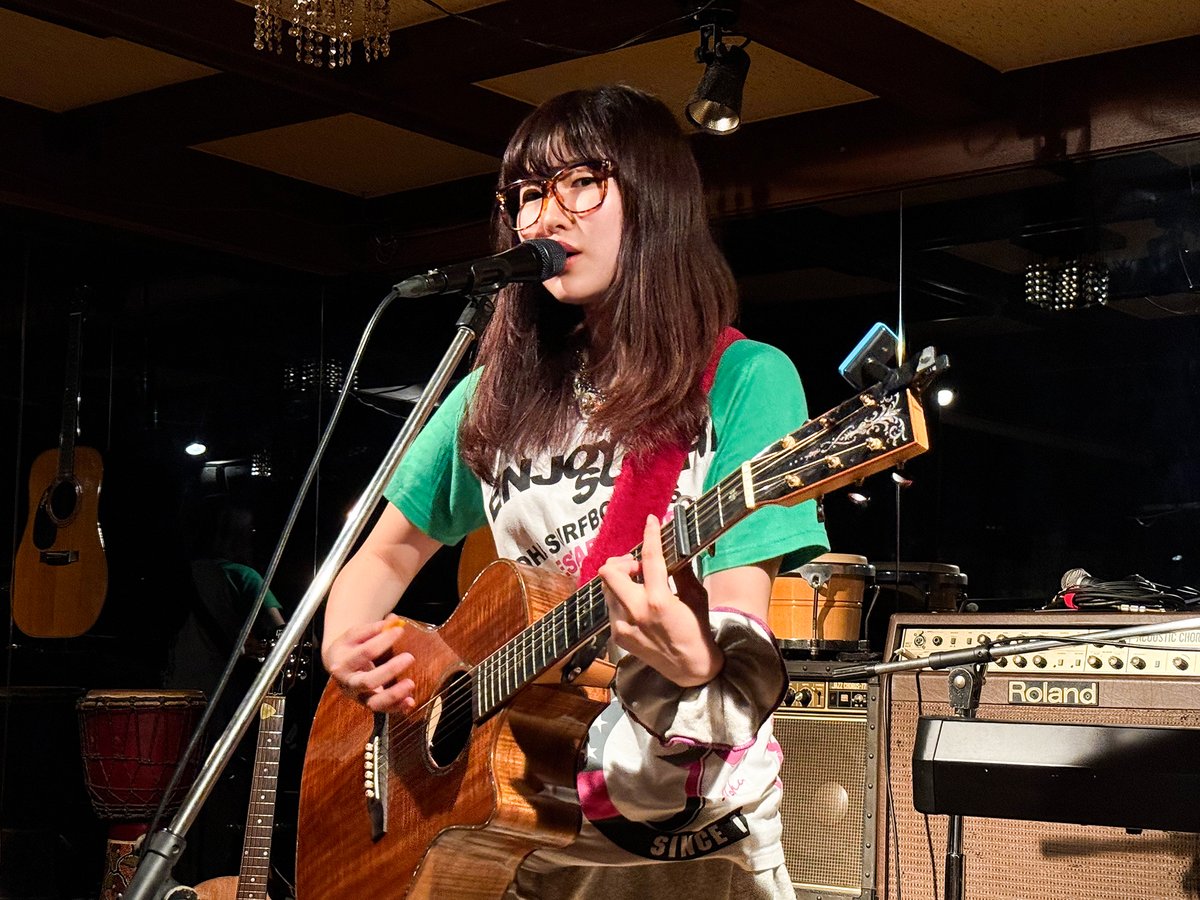 kotonichi's tweet photo. #カラサワユア #HAPPYLAURA #PoppingHappyFriday

7月10日三ノ宮HAPPY LAURAでのやまだのぞみちゃんの主催ライブ「Popping! Happy Friday!」にゲスト出演のカラサワユアちゃん😄

以前に京都Second Roomsでの、のぞみちゃんとの対バンではじめて拝見して以来、ユアちゃん目当てでもライブにも足をはこぶようになりました😊
実はこのライブの時に今回の企画ライブへの出演を打診していたようです😯

今までにこの企画ライブをきっかけにライブを観に行くようになったアーティストさんはいましたが、すでに観に行っているアーティストさんが企画ライブに出るパターンははじめてで「推しの企画ライブに推しが出る」パート2です✌️😁

この日はユアちゃん以外にもうひとり渚砂仄光（なぎさほのか）さんをゲストに迎え、のぞみちゃんとあわせてスリーマンライブとなりました3⃣😄
ユアちゃんはトッパーでの登場です☝️🙂

この日のライブも「年の瀬のうた」でスタート🎸
年の瀬に一年おつかれさまとありがとうを伝える曲ですが、この日週の終わりに聴いてもしみじみ感じられる楽曲です😊

続いては「ほっぺた」という、かわいらしいラブソング🎤
「ほっぺたつかんでむぎゅむぎゅっ」の歌詞にはいつもほっこりさせられます😊

MCの時にユアちゃんが「Popping! Happy Friday!」と、このライブタイトルを言った時にやや会場がウケていたのですが、実はこれには理由があって、のぞみちゃんが自分の企画ライブにもかかわらず「Popping! Happy Friday!」というタイトルを半年以上まともに言えなかったのに、はじめてのユアちゃんが一度でスラスラと言えたことが面白かったのでした😁

またこの日は「Tulip」という新曲が聴けました🎸
はじめて披露したとのことでだいぶ緊張したみたいですけど、切ないながらとてもいい曲でした😄

この日の会場は HAPPY LAURA
私の曲にはこのお店ととても似た名前の曲があって、というMCからはもちろんこの曲「ハッピーロード」🎸
ユアちゃんの楽曲では数少ないサブスクでも聴ける楽曲、いっときこの曲ばかり聴いていた時期があるほどで、ほんとうにたくさんの人に聴いてほしい楽曲です😆
「ラーラーラ」のコール&レスポンスはこの日のお客さんの声がことのほか大きくユアちゃんも驚いたようで「もっとコール&レスポンスの曲を持ってくればよかった」と言ってくれました😁

次の楽曲は「おまもり」🎸
ライブハウスを出たあとも自分の歌がみんなのおまもりになれるようにとの願いを込めた楽曲です😊

この日もラストは「うたいたい」🎤
うたう人たちだけではなくて、他のいろんなことをやる人たちに向けても、何かをする原点を思いださせてくれる、そんな楽曲だと思います🙂
私たちがライブに足を運ぶのも「うたが聴きたいから」なんですよね😄

ユアちゃんの曲が持つあったかい雰囲気がそのまま会場を包んだような、そんな楽しいライブになりました😊

物販ではセトリカードと「おまもり」の歌詞カードを購入🙂
ユアちゃんは現在大学4年生なのだそうですが、個人的にちょっとびっくりするような話しを聞きました🤔
ユアちゃんが在籍している学科が「シンガーソングライター科」なのだそうで、今の時代シンガーソングライターを育成する学科まであるとは！😳
私たちの時代には考えられないようないろんな学科があって、ほんとうに羨ましい限りですね😁

ユアちゃんは今月まだまだライブを控えていて、実はのぞみちゃんとの対バンも予定されています😊
ふたり一緒のライブがまたすぐに観られるので、今から楽しみです😄

2026.07.10
Popping! Happy Friday! @ HAPPY LAURA
🎶 セットリスト
 
1.年の瀬のうた
2.ほっぺた
3.Tulip
4.ハッピーロード
5.おまもり
6.うたいたい

@Yua___1112_