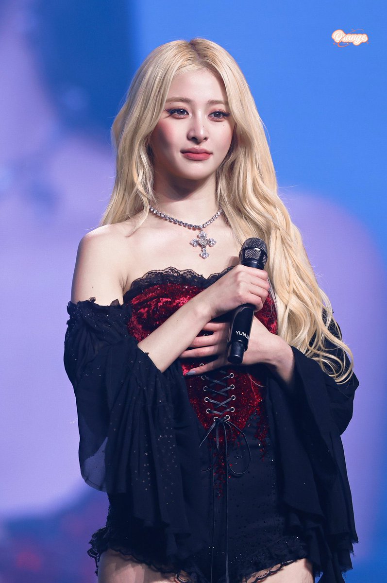 yunjinsiim's tweet photo. Vampire Yunjin ilysm https://t.co/bt4UqopMAq