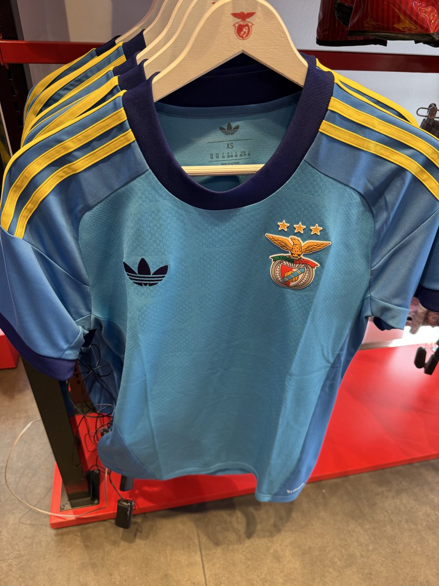 Decoriano20's tweet photo. Trubin com a nova camisola 🔴⚪️🦅🇺🇦 https://t.co/A3ESnaJaQS