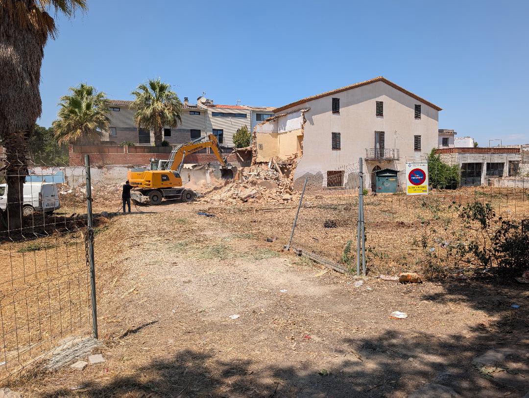 rajolesdebcna's tweet photo. Avís important: algunes de les següents imatges poden ferir la vostra sensibilitat.
Aquestes rajoles van ser recuperades per en Víctor d’una masia a Vilanova i la Geltrú. La masia ja no hi és. Ha estat enderrocada fa poques setmanes. En Víctor va poder parlar amb la propietat i▶️ https://t.co/XWrT0HKOBc