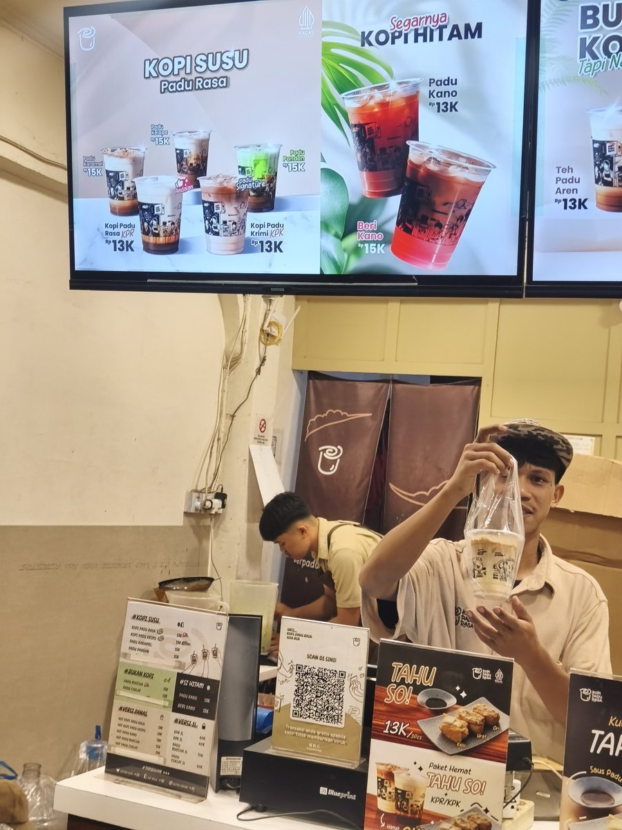 MatchaL153363's tweet photo. Segelas kopi di pukul 2 pagi https://t.co/97wRUnCzz8