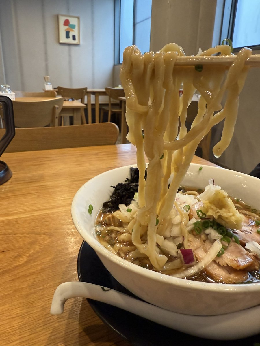 19781024's tweet photo. 今日は名無しの麺屋a.k@旭ヶ丘さんへ

冷やし鶏醤油そば（並）2026ver.

平打ち縮れ太麺は冷水で締められむっちりワシワシでコシが強く美味

冷製鶏清湯に自家製煮干し香味油が魚介の香りと旨みをだし、カエシの醤油が出汁感を強く感じさせ和風な感じでウマ

今日も美味しいラーメンごちそうさまでした https://t.co/Il8INkTna7