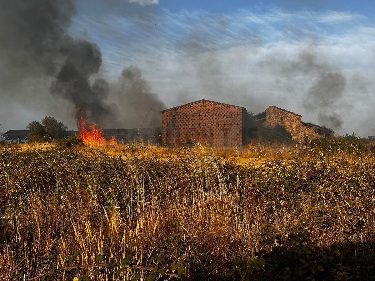 Batallont15's tweet photo. #Cáceres | Declarado un incendio forestal entre Villanuena de la Vera y Madrigal de la Vera.
Movilizados #BomberosForestales del #PlanINFOEX. https://t.co/tFGpNjCIwq