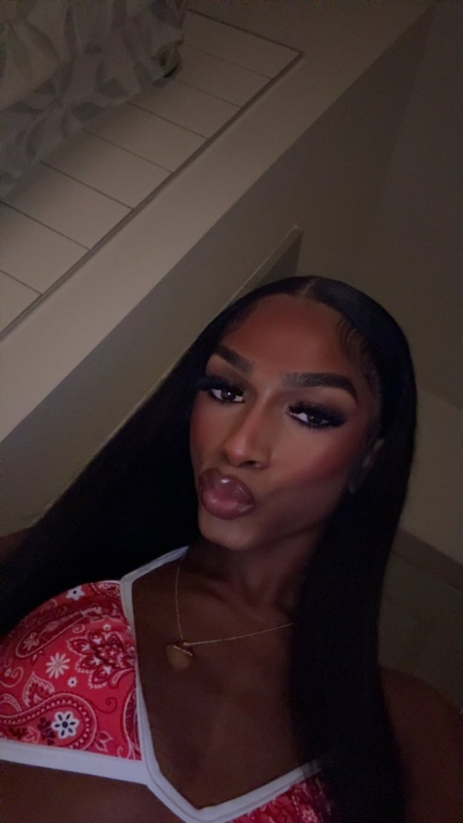 HoustonHottieX's tweet photo. The Face vs. The Butt #trans #teen #black #onlyfans #femboy #tx #htx #bubblebutt https://t.co/SE7vvNYhbw