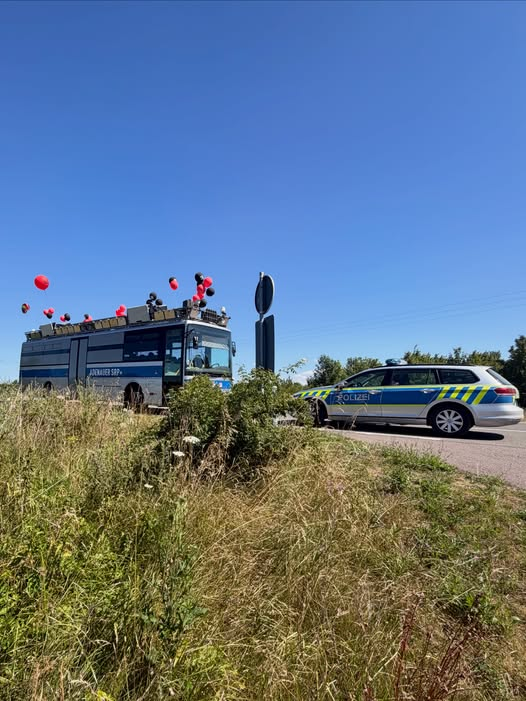 BJilge's tweet photo. Hey, ihr häßlichen Fratzen, hier ist Sachsen-Anhalt und wir lassen unsere Sommerfeste nicht von Nazi-Brüllaffen stören. Vielen Dank an die Kollegen der Polizei welche am Wochenende wegen diesen nichtsnutzigen Kommunisten arbeiten müssen. Sehr gute Arbeit. Nehmt eure Goebbels-Karre und ab in den Westen