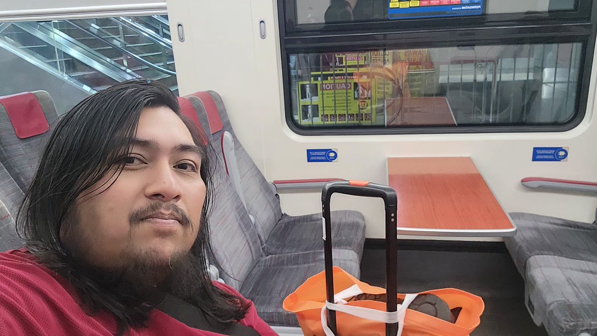 Razeef_RR88's tweet photo. Baru sampai KL Sentral dari Johor.. Rehat seminggu di KL sebelum sambung tugas di Negeri Sembilan insyaAllah..

Alhamdulillah, dua minggu yang berbaloi memperkenalkan parti Bersama.. Banyak yang dipelajari.. Will come back stronger..💪🏻💛 https://t.co/0xdVfefEvU