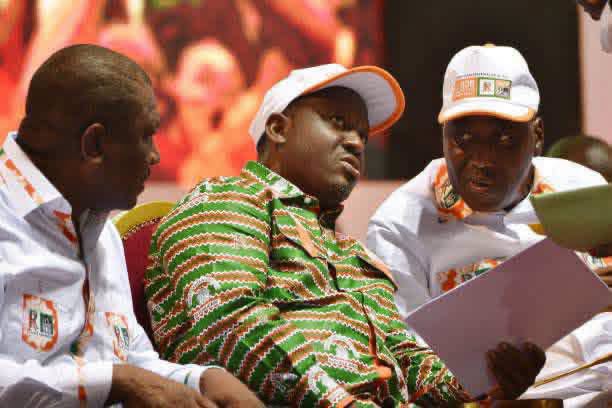 ZonePresse_'s tweet photo. 🇨🇮 C'était en 2018, quand tout était doux au sein du RDR.
Le président de GPS SORO GUILLAUME entouré des ministres Hamed Bakayoko et Amadou Gon Coulibaly. Tous les trois étaient les Dauphins constitutionnels, tous avaient reçu la promesse de remplacer Alassane Dramane Ouattara par une alternance pacifique, et c'est Ouattara lui-même qui leur avait fait cette promesse...

Un très grand sage Panafricain avait dit : "Vous me combattez pour quelqu'un que vous ne connaissez pas. Les plus chanceux seront en exil, les autres seront morts ou en prison..."