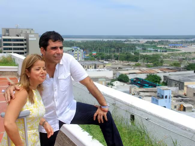 felipemontoyasz's tweet photo. 7. Elsa Noguera - Ministra de Transporte.

Cercana al Clan Char desde su paso por la Alcaldía de Barranquilla. Como gobernadora del Atlántico, en 2020 adjudicó, a través de Edubar, un contrato por $161.000 millones a un consorcio en el que A Construir, empresa de Christian y José Manuel Daes, tenía el 88 % de participación. 

El uso de Edubar mediante convenios interadministrativos fue cuestionado por la escasa competencia y por favorecer a contratistas cercanos al círculo político y empresarial de los Char.