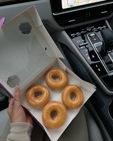 Lorenaette's tweet photo. Take the longest route, chat for the longest time. 👭
There is no fixed destination; there is only a good mood of moving forward all the way. 
Leave the city behind and follow the road to chase the clouds and the wind ☁️ https://t.co/QSTXvVZ9cG
