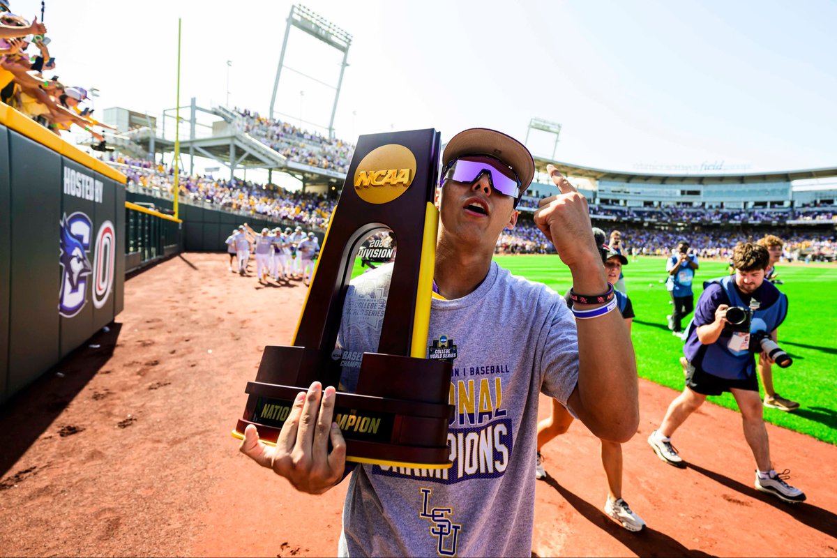 LSUbsbrecruit's tweet photo. ✅ National FR of the Year
✅ All-American 
✅ National Champion 
✅ Academic Honor Roll
✅ Top 5 Pick 

LIFE AT @LSUbaseball is GOOD! https://t.co/u07gdyJvRU