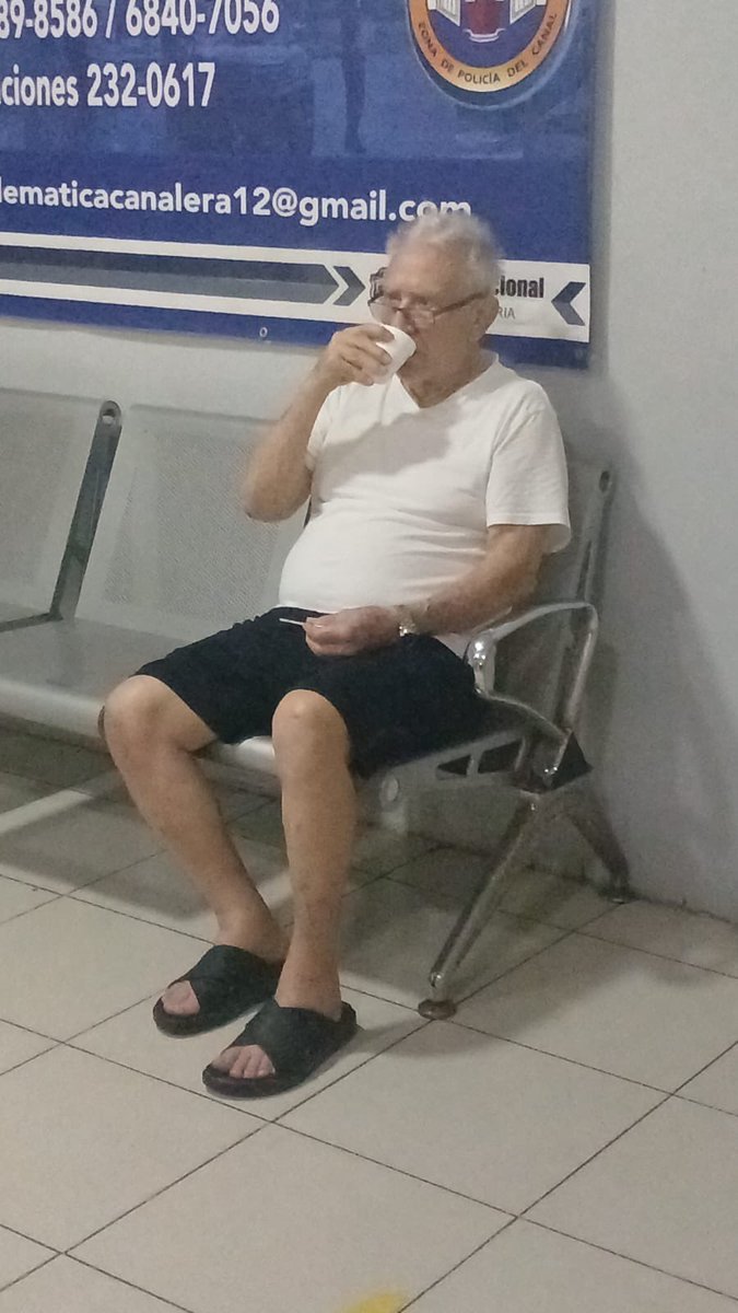 AlvaroAlvaradoC's tweet photo. Servicio social:
El señor Julio Sierra está en la Policía de Diablo. Dice desconocer el número de su casa. Está desorientado. Si alguna persona lo reconoce o puede llamar a su familia por favor informar. https://t.co/oJct8aTrUb
