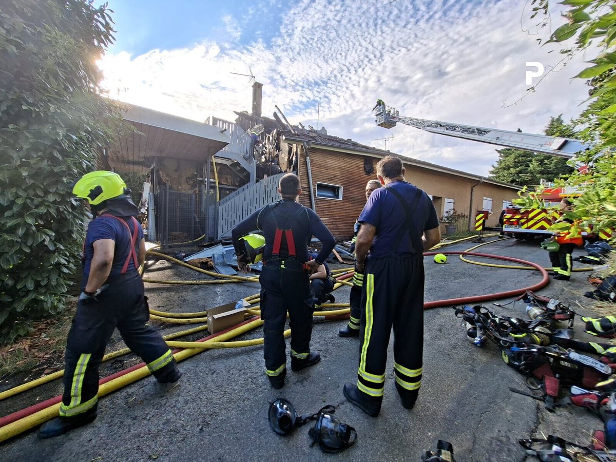 leprogreslyon's tweet photo. 🔴 À #Chaponnay, aux alentours de 15 heures, un #incendie s’est déclaré sur la terrasse d’une maison divisée en quatre logements. Les flammes ont ravagé la moitié de la bâtisse. 
➡️ https://t.co/b19unArarg
📸 Solen Wackenheim https://t.co/4mQPfSkqSX