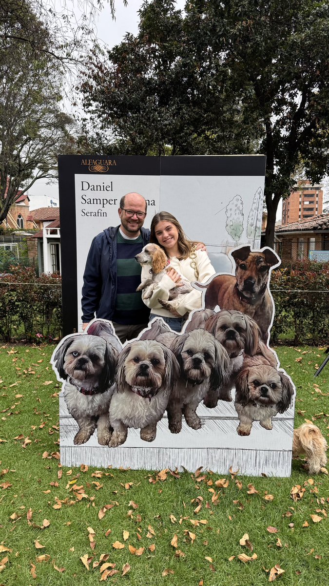 DanielSamperO's tweet photo. Millones de gracias a los que llenaron la primera edición del #CanchosoFest para el lanzamiento de mi novela #Serafin. 

Adoptaron a cinco perros de difícil adopción y los demás quedaron con formulario en trámite. 

Se agotó el libro y el desfile en alfombra roja de los perros rechazados fue muy conmovedor…