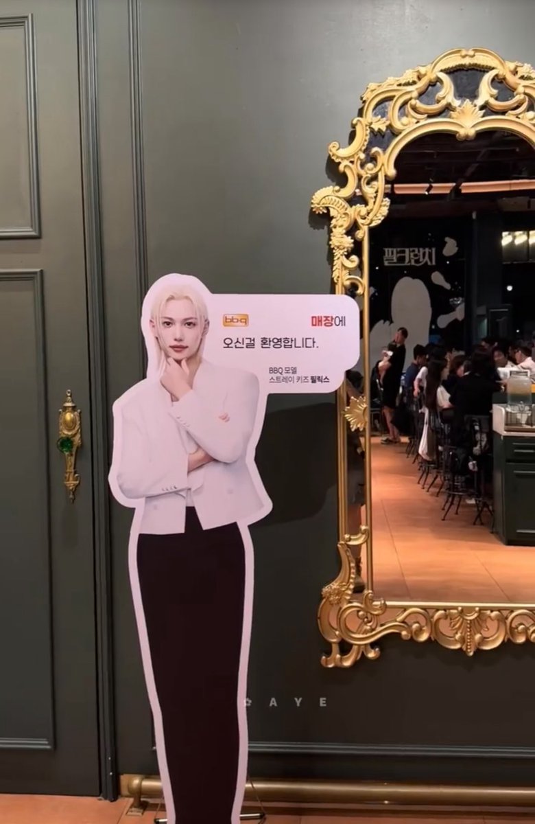 FelixBrasil_'s tweet photo. 🎥 | ESPLÊNDIDO! A fachada da loja da BB.Q Chicken está estampada com fotos do Felix.  🍗🔥

BBQ FELIX CRUNCH CAMPAIGN 
#FELIXxBBQ
#필릭스_BBQ_황올한_만남 🌹

© FLXCentral https://t.co/HHhTf1SN0Q