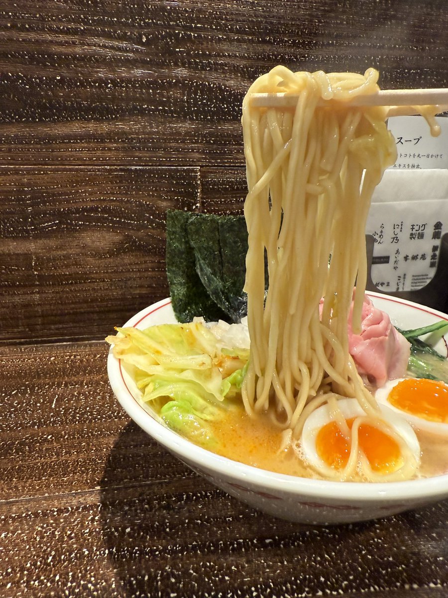 19781024's tweet photo. 今日はこいけのいえけい@広瀬通さんへ初訪。本日3杯目

全部入りラーメン（並）

ストレート中太麺はしなやか柔めでもちっとしていてツルり啜り心地良く美味

豚骨と鶏の旨みとコクあるクリーミーな口当たりでカエシの醤油もまろやか尖りのない味わいでウマ

今日も美味しいラーメンごちそうさまでした https://t.co/xfwDyHEMRg