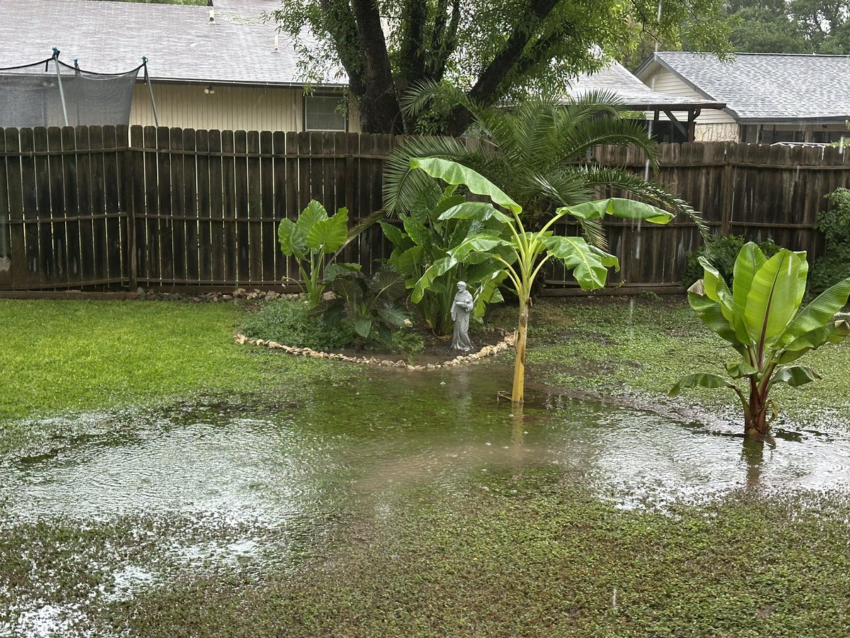 Locomojo30's tweet photo. @ksatweather hello from the 78240 about 2 inches in 2 hours https://t.co/rJRQOPG63U