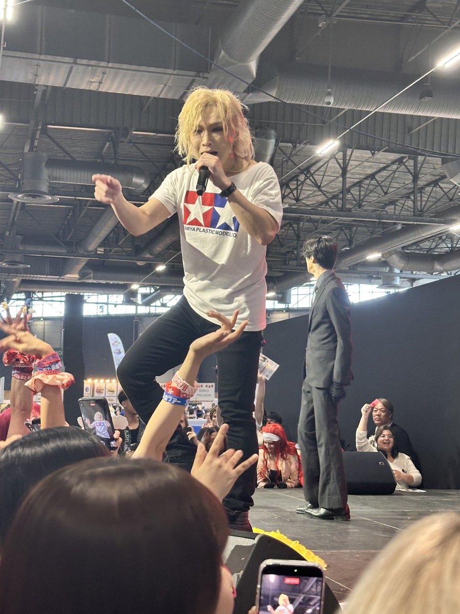 KikiChan_'s tweet photo. Dank meiner lieben Mädels hab ich viele Fotos und Videos von Kiri-chans Auftritt 🥰
So konnte ich mich nur auf ihn konzentrieren.
Es war voller Energie und hat so viel Spaß gemacht ❤️
Und ich glaube, Michi und ich waren die einzigen Nicht-Japaner in der Saizen 🫣 https://t.co/AOGbbznOTj