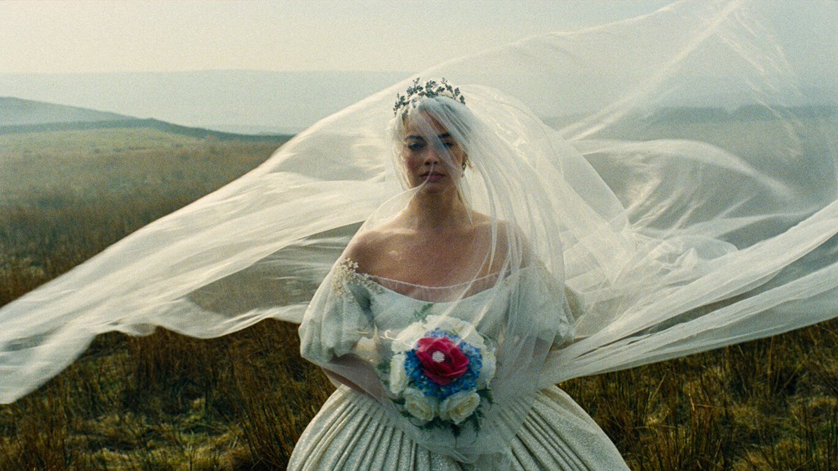 reactiontimemx's tweet photo. #WutheringHeights es una estilizada exploración camp del anhelo, el deseo, la codependencia y la obsesión.

Emerald Fennell presenta una adaptación de esta historia de amor que me pareció irresistible, con visuales impecables, un soundtrack espectacular y actuaciones de Margot Robbie y Jacob Elordi que te roban el aliento, capturando a la perfección la pasión de sus personajes.

No es una película perfecta, el guion se siente superficial en ciertos temas y recurre a algunas mañas narrativas, pero, como alguien que nunca ha leído la novela, me fascinó.