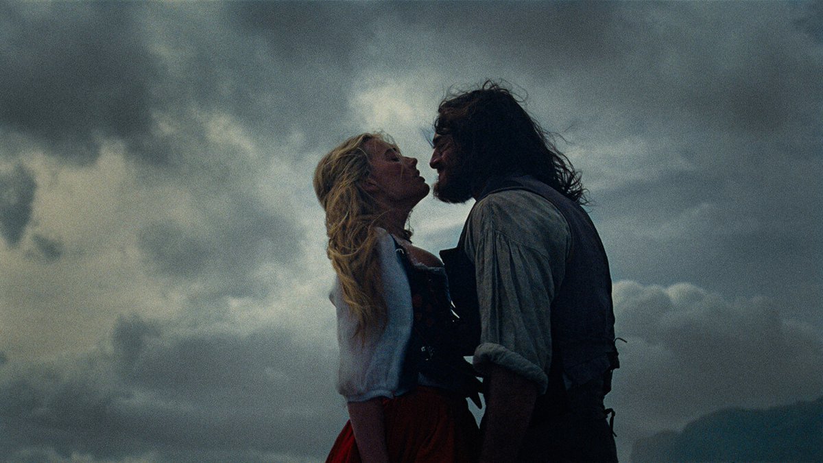 reactiontimemx's tweet photo. #WutheringHeights es una estilizada exploración camp del anhelo, el deseo, la codependencia y la obsesión.

Emerald Fennell presenta una adaptación de esta historia de amor que me pareció irresistible, con visuales impecables, un soundtrack espectacular y actuaciones de Margot Robbie y Jacob Elordi que te roban el aliento, capturando a la perfección la pasión de sus personajes.

No es una película perfecta, el guion se siente superficial en ciertos temas y recurre a algunas mañas narrativas, pero, como alguien que nunca ha leído la novela, me fascinó.