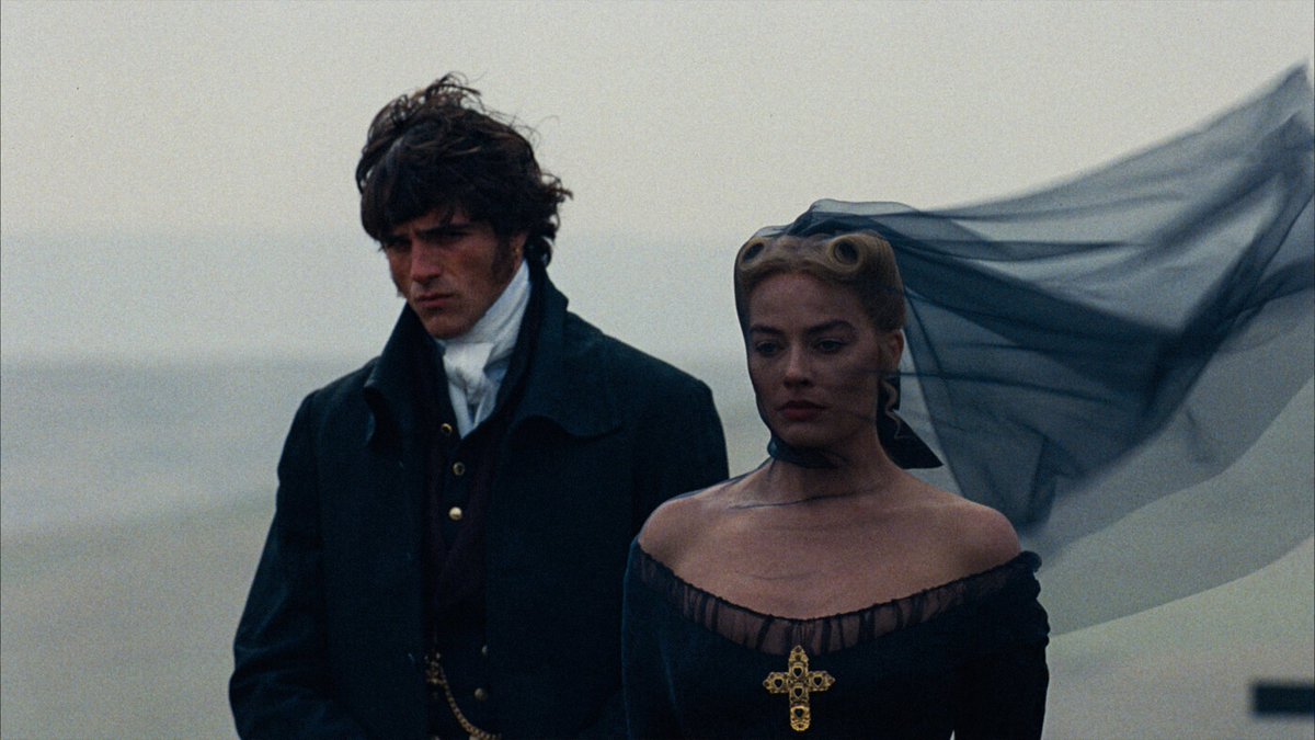 reactiontimemx's tweet photo. #WutheringHeights es una estilizada exploración camp del anhelo, el deseo, la codependencia y la obsesión.

Emerald Fennell presenta una adaptación de esta historia de amor que me pareció irresistible, con visuales impecables, un soundtrack espectacular y actuaciones de Margot Robbie y Jacob Elordi que te roban el aliento, capturando a la perfección la pasión de sus personajes.

No es una película perfecta, el guion se siente superficial en ciertos temas y recurre a algunas mañas narrativas, pero, como alguien que nunca ha leído la novela, me fascinó.