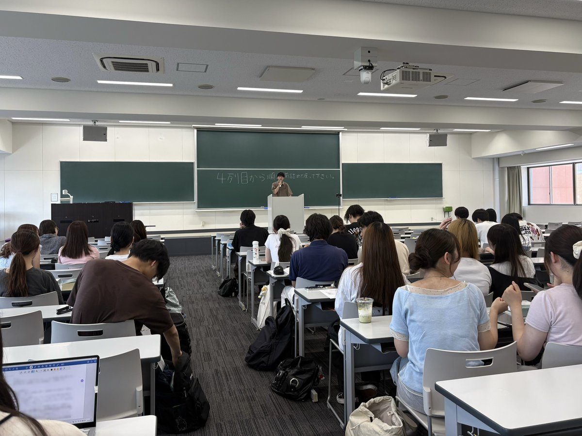 houken_doshisha's tweet photo. 7月9日(木)に、基礎研｢刑法概論 記述対策｣を行いました！

1回生春学期のテストでも重要な科目である刑法概論の記述問題の対策として、刑法の論述問題の書き方を解説しました。
授業だけでなく、2回生のサポートを受けながら、実際に論述を書く練習も行いました✨️

春学期の対面の基礎研は本日が最後となりました。参加してくださった皆さん、ありがとうございました！
当日の録画や配信のみの基礎研は、何度でも見れますので、ご活用ください📚
また、秋学期も基礎研を開催します！ぜひご参加ください🎶