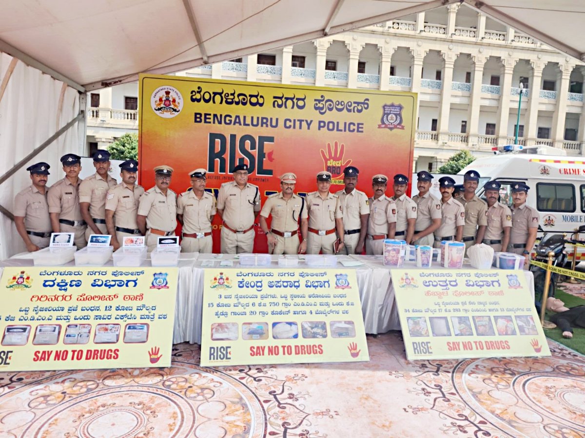 DCPSouthBCP's tweet photo. RISE Karnataka × #BedaBro | ಮಾದಕವಸ್ತು ಮುಕ್ತ ಪೀಳಿಗೆಯ ನಿರ್ಮಾಣ
​ಬೆಂಗಳೂರು ದಕ್ಷಿಣ ವಿಭಾಗದ ಗಿರಿನಗರ ಪೊಲೀಸ್ ತಂಡವು ಅಂತರರಾಷ್ಟ್ರೀಯ ಮಾದಕವಸ್ತು ಜಾಲವನ್ನು ಭೇದಿಸುವಲ್ಲಿ ಯಶಸ್ವಿಯಾಗಿದೆ. ಈ ಕಾರ್ಯಾಚರಣೆಯಲ್ಲಿ ಓರ್ವ ನೈಜೀರಿಯಾ ಪ್ರಜೆಯನ್ನು ಬಂಧಿಸಲಾಗಿದ್ದು, ಅಂದಾಜು ₹12 ಕೋಟಿ ಮೌಲ್ಯದ 5 ಕೆ.ಜಿ ಎಂಡಿಎಂಎ (MDMA) ಮತ್ತು 1,000 ಎಕ್ಸ್‌ಟಸಿ ಮಾತ್ರೆಗಳನ್ನು ವಶಪಡಿಸಿಕೊಳ್ಳಲಾಗಿದೆ.

​ಬೀದಿ ಬದಿಯ ಪೆಡ್ಲರ್‌ಗಳಿಂದ ಹಿಡಿದು ಅಂತರರಾಷ್ಟ್ರೀಯ ಪೂರೈಕೆದಾರರವರೆಗೆ, ಮಾದಕವಸ್ತು ಜಾಲದ ಪ್ರತಿಯೊಂದು ಕೊಂಡಿಯ ವಿರುದ್ಧವೂ ನಮ್ಮ ಕಟ್ಟುನಿಟ್ಟಿನ ಕ್ರಮ ಮುಂದುವರಿಯಲಿದೆ.

​ಮಾದಕವಸ್ತುಗಳಿಗೆ ಸಂಬಂಧಿಸಿದ ಮಾಹಿತಿಯನ್ನು ಅನಾಮಧೇಯವಾಗಿ ವರದಿ ಮಾಡಿ: 1908 | 112 | ಕೆಎಸ್‌ಪಿ (KSP) ಆಪ್ | ಮಾದಕವಸ್ತು ಮುಕ್ತ ಕರ್ನಾಟಕ

#RISEKarnataka #BedaBro #DrugFreeKarnataka #WarAgainstDrugs #BengaluruCityPolice

@CPBlr @seemantsingh96 @DgpKarnataka @CMofKarnataka @PriyankKharge