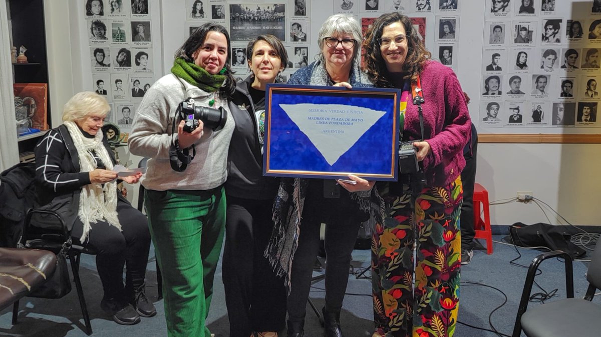 sipreba's tweet photo. 👏🤍Celebramos el reconocimiento de @MadresLineaFund a nuestra compañera Mónica Hasenberg por su enorme trabajo fotográfico que desde la dictadura hasta hoy da testimonio de las luchas y resistencias del pueblo, su aporte a la memoria, su solidaridad y compromiso. https://t.co/HzwqkK54yb