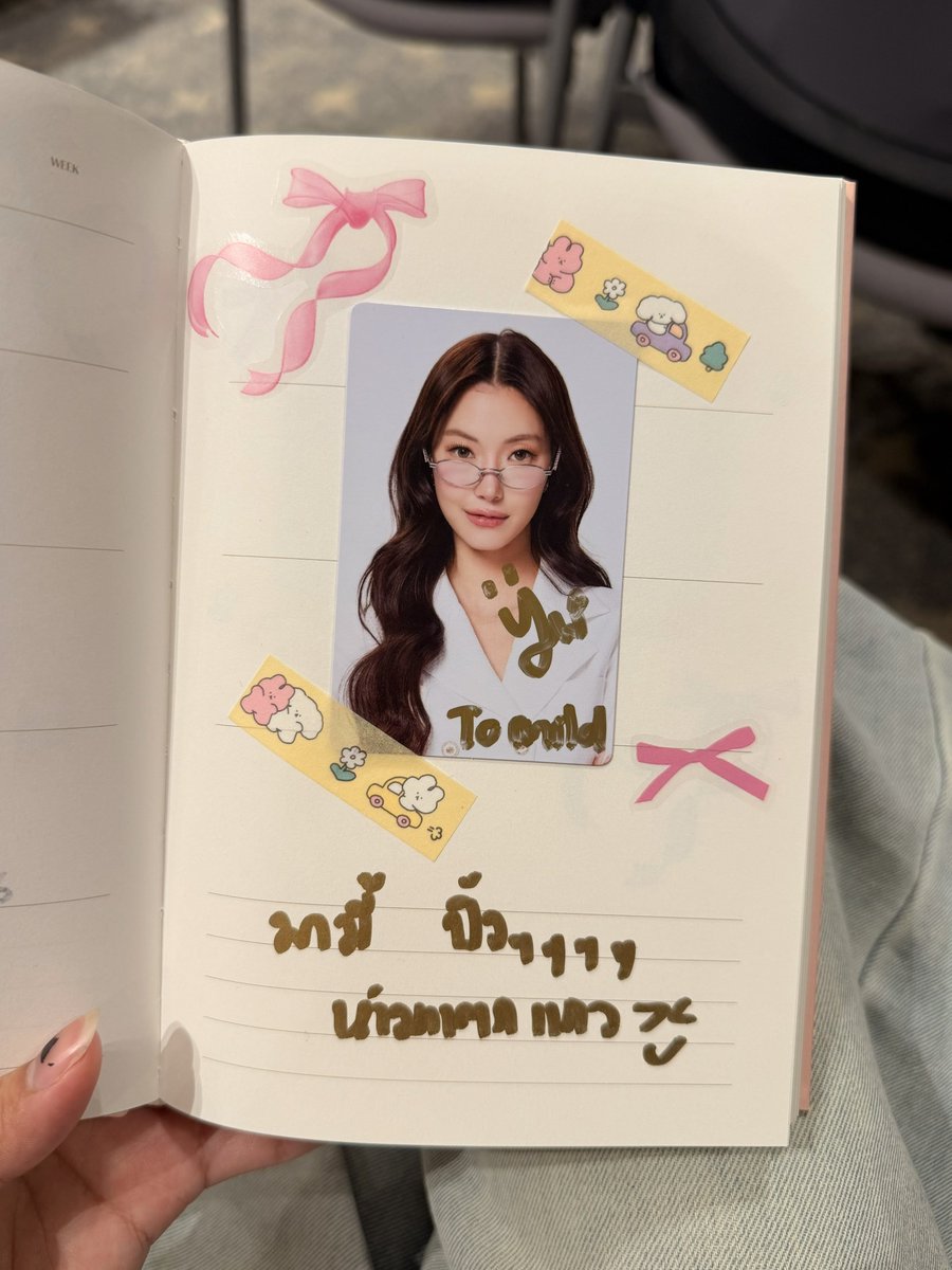 amponnan's tweet photo. คือหนุมัวแต่เขินพี่แจนนน ขออะไรบางอย่าง
พี่แจนคิดไม่ทัน เลยบอกให้มาทวงใน X 🫪

ส่วนจิงจิง มือสั่นมากกกก พูดผิดๆถูกๆๆ
เลยบอกเป็น มามี้ๆๆๆน้าาา จิงจิงเลยเขียน 
“ มามี้ ปิ้งๆๆๆๆ ห้ามแตกแถว >_< ” 😍

JJJFAM FIRST FANSIGN 
#YBOOKFAIR11xJanJingjing https://t.co/PNPzInpHjX