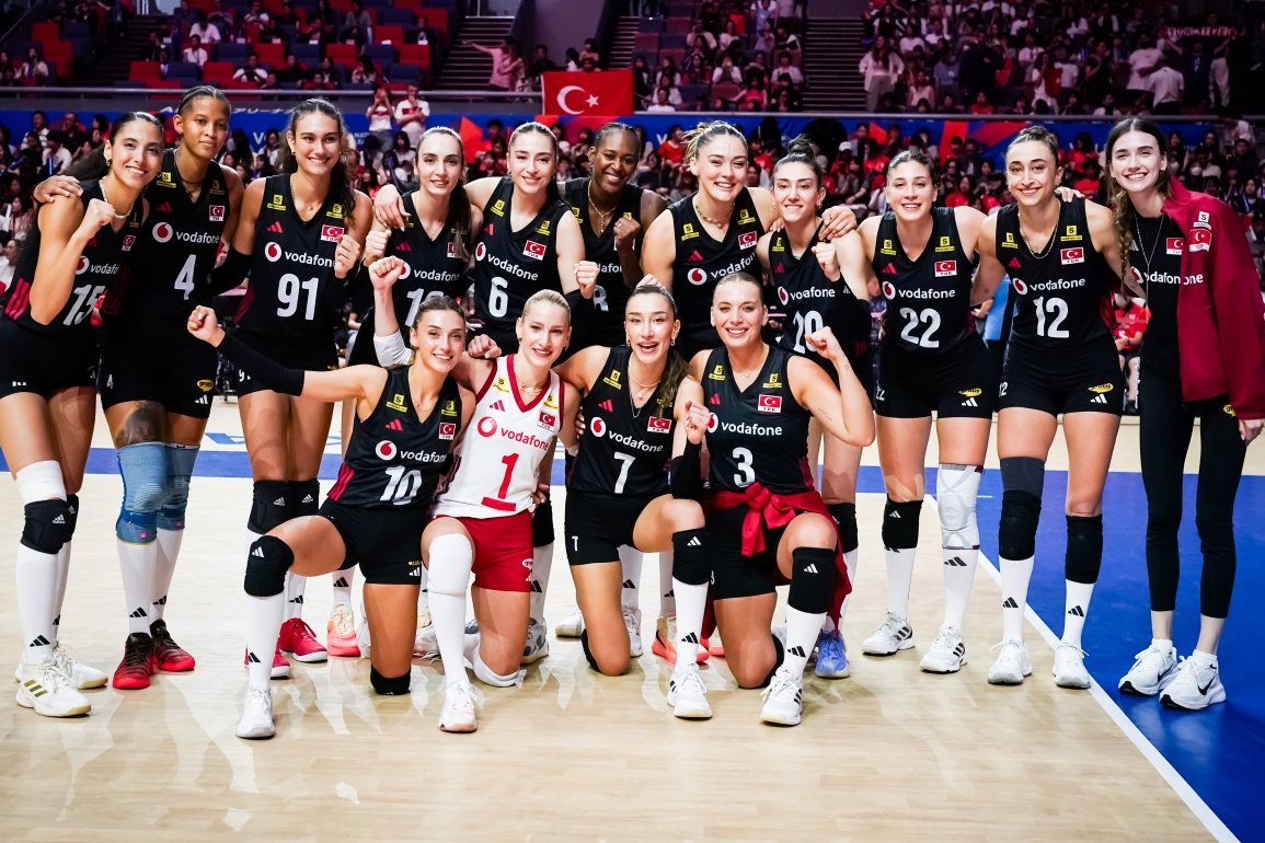 gibbybaris's tweet photo. ⚡️ Yarın Tayland'ı yenip 4. bitirdiğimiz senaryoda çeyrek finaldeki rakibimiz:

🇳🇱 Hollanda, Sırbistan'ı 3-0/3-1 yenerse -> Hollanda

📌 Hollanda, Sırbistan'ı 3-0/3-1 yenemezse
🇨🇦 Kanada, Dominik'i 3-0/3-1 yenerse -> Kanada

📌 Hollanda ve Kanada yarın 3-0/3-1 kazanamazsa
🇳🇱 Hollanda, Sırbistan'ı 3-2 yenerse -> Hollanda

📌 Hollanda, Sırbistan'a yenilirse
🇨🇦 Kanada, Dominik'i yenerse -> Kanada

📌 Hem Hollanda hem Kanada yarın kaybederse
🇯🇵🇵🇱 Japonya - Polonya maçının kazananı 

📌 4. olursak çeyrek finalde Amerika, İtalya, Brezilya, Çin ile eşleşmeyeceğiz.

❌ Yarın yenilirsek bir sürü ihtimal oluşuyor; yukarıdaki dörtlü ile birlikte Amerika, Brezilya, İtalya ile de çeyrek finalde eşleşme ihtimalimiz doğuyor