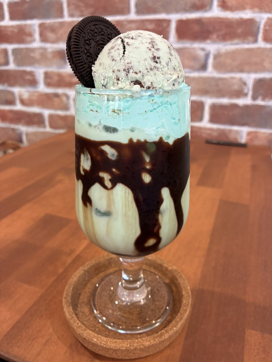 donamiyata's tweet photo. この前はチョコミントドリンクで
今日は念願のワッフル
食べられて良かった〜💚🖤 https://t.co/URoo9wtXgw