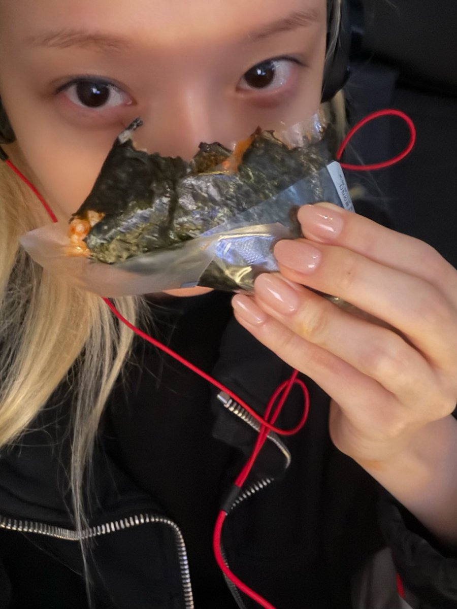 winteraphy's tweet photo. Winter's bubble update! ⭐️💭

What Winter ate today ^^ https://t.co/gG3H8rPJjs