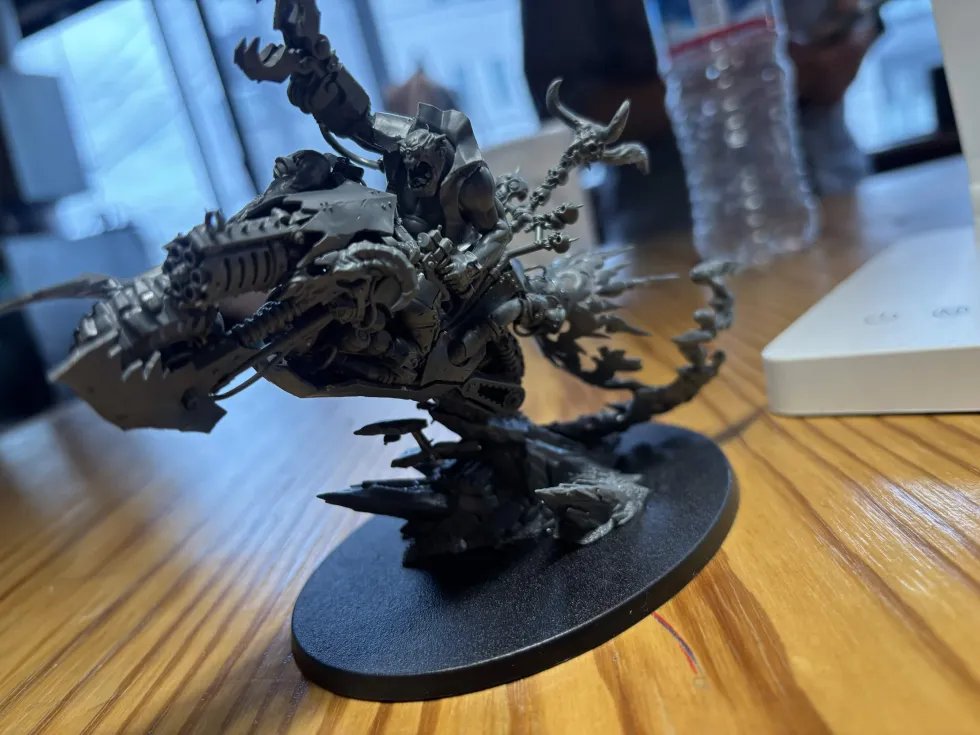 40k_academy's tweet photo. 【教官達の進捗・番外編】 
群馬校（万代書店伊勢崎店様） 
ウォーハンマー担当　oBa-Baちゃん様降臨
先週の工作会で作成のワズダッカ
忙しい中でも時間を作って進めておりますよ
ゲームでも強そうなこちらのキャラ
どんな風に仕上がっていくのか、とても楽しみです
 #ウォーハンマー
 #40kアカデミー https://t.co/tApdmK7K00