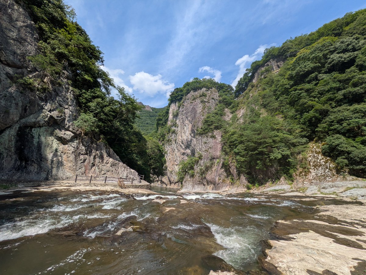 SHIGE_labo's tweet photo. 続いては、邑南町・断魚渓へ！
今日もまさかの貸切！？
あまり知られていない穴場なのかな。
目の前に広がるダイナミックな渓谷美に思わず感動！
自然のスケールを全身で感じながら、ワクワクが止まりませんでした😊🏞️

#島根 #邑南町 #断魚渓 #渓谷 #フィールドワーク https://t.co/dIVbVU5ZwF