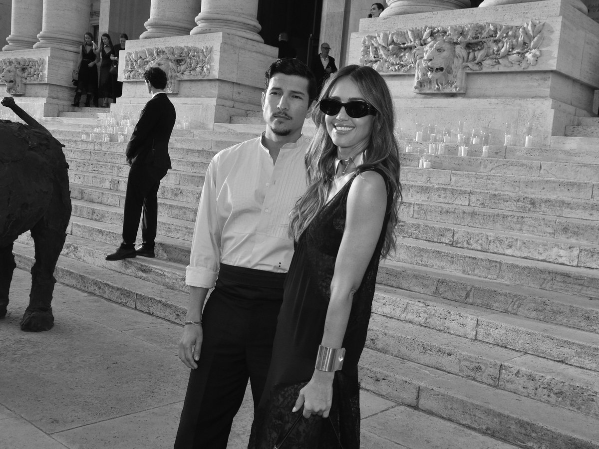 Fendi's tweet photo. Jessica Alba and Danny Ramirez on the steps of Galleria Nazionale d’Arte Moderna e Contemporanea just before FENDI Couture Fall/Winter 2026-2027 by Maria Grazia Chiuri

©️ Rino Barillari https://t.co/MVOtFbc4p7