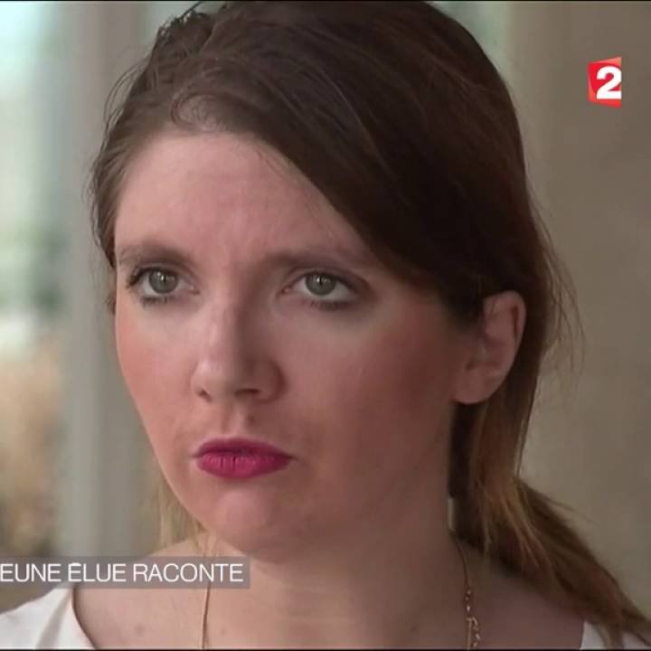 thenews_fr's tweet photo. 🇩🇪🚨 Jusqu'à 5 ANS DE PRISON pour celui qui scandera « From the river to the sea » ?

C'est en tout cas ce que sous-entend Caroline Yadan, qui assimile la loi allemande à sa propre « loi Yadan » — celle dont elle affirmait qu'elle interdirait ce slogan.

Le texte allemand, adopté vendredi, prévoit jusqu'à 5 ans de prison pour quiconque nie publiquement le droit à l'existence de l'État d'Israël ou appelle à sa destruction. Une loi exclusive, qui ne protège que l'État d'Israël — aucun autre pays au monde n'est concerné.

En France, le dossier a été repris par la ministre Aurore Bergé, qui a présenté jeudi son propre projet de loi en Conseil des ministres, avec un vote espéré avant fin 2026.