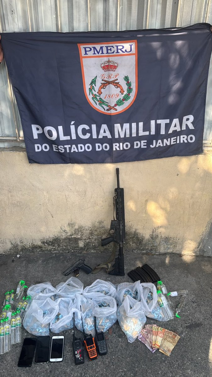 PMERJ's tweet photo. Na ocorrência, as equipes foram atacadas por disparos de arma de fogo e revidaram à injusta agressão. Um criminoso foi baleado, socorrido ao Hospital Estadual Carlos Chagas e permaneceu sob custódia. A ocorrência segue em andamento. https://t.co/XXqTwmD2a6