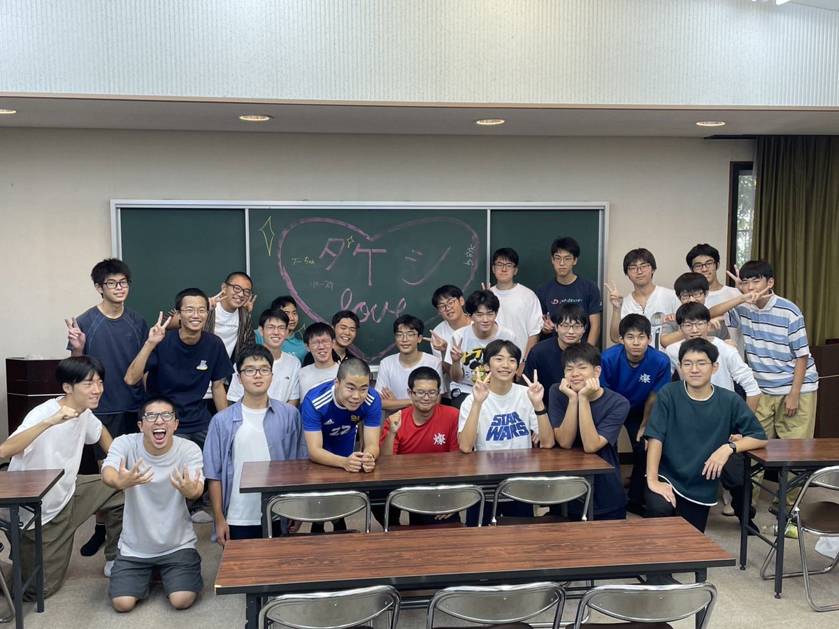 rokko_info's tweet photo. くま先輩「先日行われたのは、“六甲勉強合宿“！

30名程の84期高３生が、生徒研修所で2泊3日寝食を共にし、勉強に励みました。

先輩も応援に来てくれましたよ。
決戦の夏を迎えて、頑張れ、84期、燦々たる未来のために！｣

 #六甲学院 #中学受験 #頑張れ受験生 https://t.co/4BmdIUwIMU