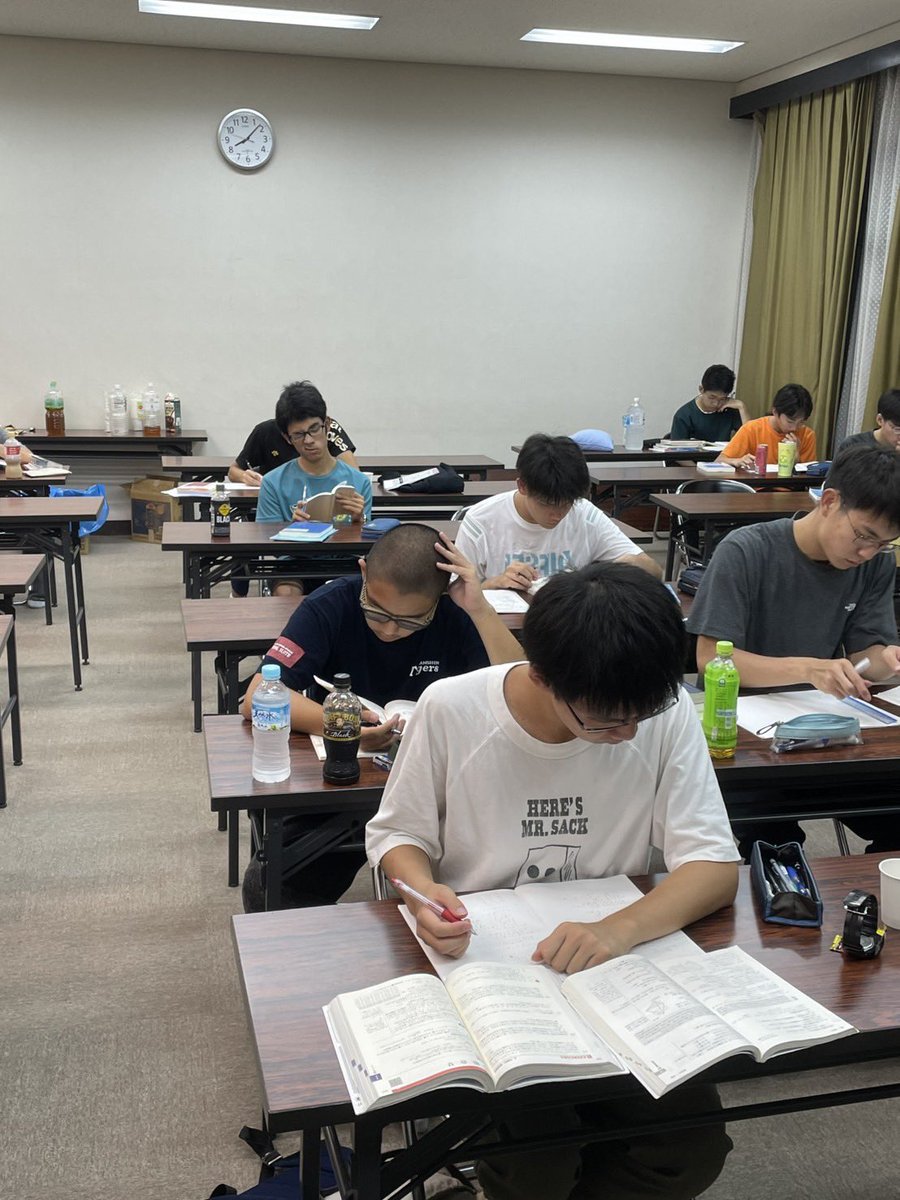 rokko_info's tweet photo. くま先輩「先日行われたのは、“六甲勉強合宿“！

30名程の84期高３生が、生徒研修所で2泊3日寝食を共にし、勉強に励みました。

先輩も応援に来てくれましたよ。
決戦の夏を迎えて、頑張れ、84期、燦々たる未来のために！｣

 #六甲学院 #中学受験 #頑張れ受験生 https://t.co/4BmdIUwIMU
