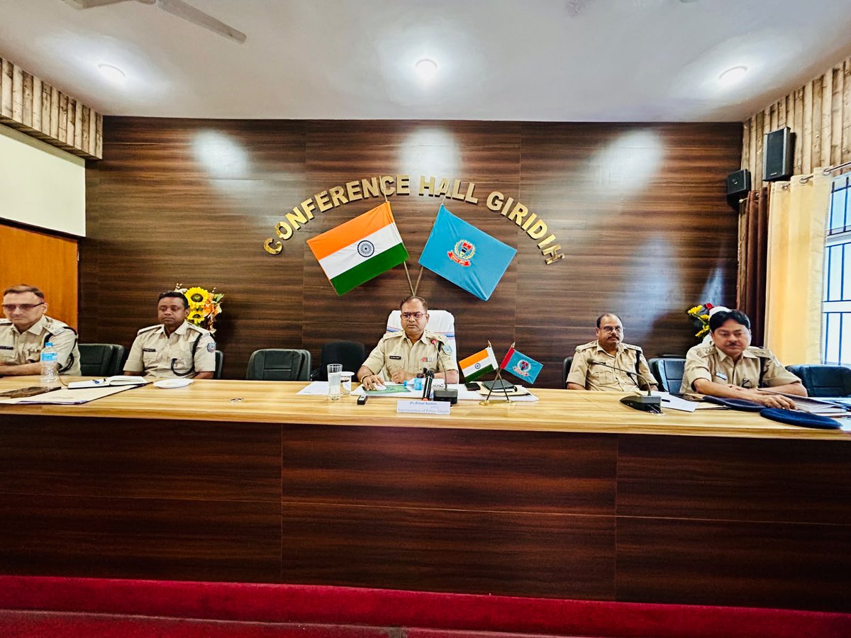 GIRIDIHPOLICE's tweet photo. प्रेस विज्ञप्ति
__________________________________
पुलिस अधीक्षक का कार्यालय गिरिडीह।
दिनांक: 11.07.2026
—————————————————
पुलिस अधीक्षक की अध्यक्षता में मासिक अपराध समीक्षा गोष्ठी संपन्न, आगामी श्रावणी मेला एवं कानून-व्यवस्था को लेकर दिए कड़े निर्देश:-
आज दिनांक 11.07.2026 को पुलिस अधीक्षक, गिरिडीह की अध्यक्षता में कार्यालय अवस्थित सभागार में मासिक अपराध समीक्षा गोष्ठी का आयोजन किया गया। इस बैठक में जिले की समग्र कानून-व्यवस्था, लंबित मामलों की समीक्षा, तकनीकी अनुसंधान की प्रगति और आगामी श्रावणी मेला-2026 के सफल एवं सुरक्षित संचालन हेतु सुरक्षा व्यवस्था पर विस्तृत चर्चा की गई।
बैठक के दौरान पुलिस अधीक्षक द्वारा सभी अनुमण्डल पुलिस पदाधिकारी, पुलिस उपाधीक्षक, अंचल पुलिस निरीक्षक एवं थाना/ओ०पी० प्रभारियों को निम्नलिखित मुख्य निर्देश दिए गए:
 *श्रावणी मेला हेतु विशेष तैयारी*: आगामी श्रावणी मेला के मद्देनजर कांवरियों के मार्ग में सुरक्षा के पुख्ता इंतजाम, प्रमुख शिवालयों में भीड़ प्रबंधन (Crowd Management), सादे लिबास में पुलिस बलों की तैनाती और रूट डायवर्जन को लेकर स्पष्ट कार्ययोजना बनाने का निर्देश दिया गया।
 *लंबित कांडों का त्वरित निष्पादन:* सभी लंबित मामलों का निर्धारित समय सीमा के भीतर गुणात्मक अनुसंधान सुनिश्चित करते हुए निष्पादन करने का कड़ा निर्देश दिया गया।
 * महिला सुरक्षा को प्राथमिकता: महिला संबंधी अपराधों के मामलों में जीरो टॉलरेंस की नीति अपनाने और दर्ज कांडों की संवेदनशीलता व त्वरित गति से समीक्षा कर अपराधियों के विरुद्ध सख्त कार्रवाई का निर्देश दिया गया।
 *न्यायालय कार्य एवं सत्यापन में तेजी:* माननीय न्यायालय से प्राप्त वारंट/कुर्की का ससमय शत-प्रतिशत निष्पादन सुनिश्चित करने, तथा लंबित पासपोर्ट एवं चरित्र सत्यापन (Character Verification) के कार्यों को बिना किसी देरी के प्राथमिकता के आधार पर पूरा करने की बात कही गई।
 *सघन गश्ती एवं अपराधियों पर निगरानी:* जिले में रात्रि गश्ती (Night Patrolling) को और प्रभावी बनाने तथा पेशेवर अपराधियों, वारंटियों एवं असामाजिक तत्वों के खिलाफ विशेष अभियान चलाकर कड़ी कार्रवाई करने का निर्देश दिया गया।
 *जनता की शिकायतों का निवारण एवं पब्लिक फ्रेंडली पुलिसिंग:* आम जनता से प्राप्त शिकायतों और विभिन्न आयोगों से प्राप्त पत्रों का त्वरित व निष्पक्ष निष्पादन करने पर जोर दिया गया।आम नागरिकों के साथ शालीन व्यवहार करने और 'पब्लिक फ्रेंडली पुलिसिंग' को धरातल पर उतारने का निर्देश दिया गया।
@JharkhandPolice @amolhomkar_IPS 
@DigHazaribagh @Michaelraj_ips #BNS #BNSS @jharkhandCMO