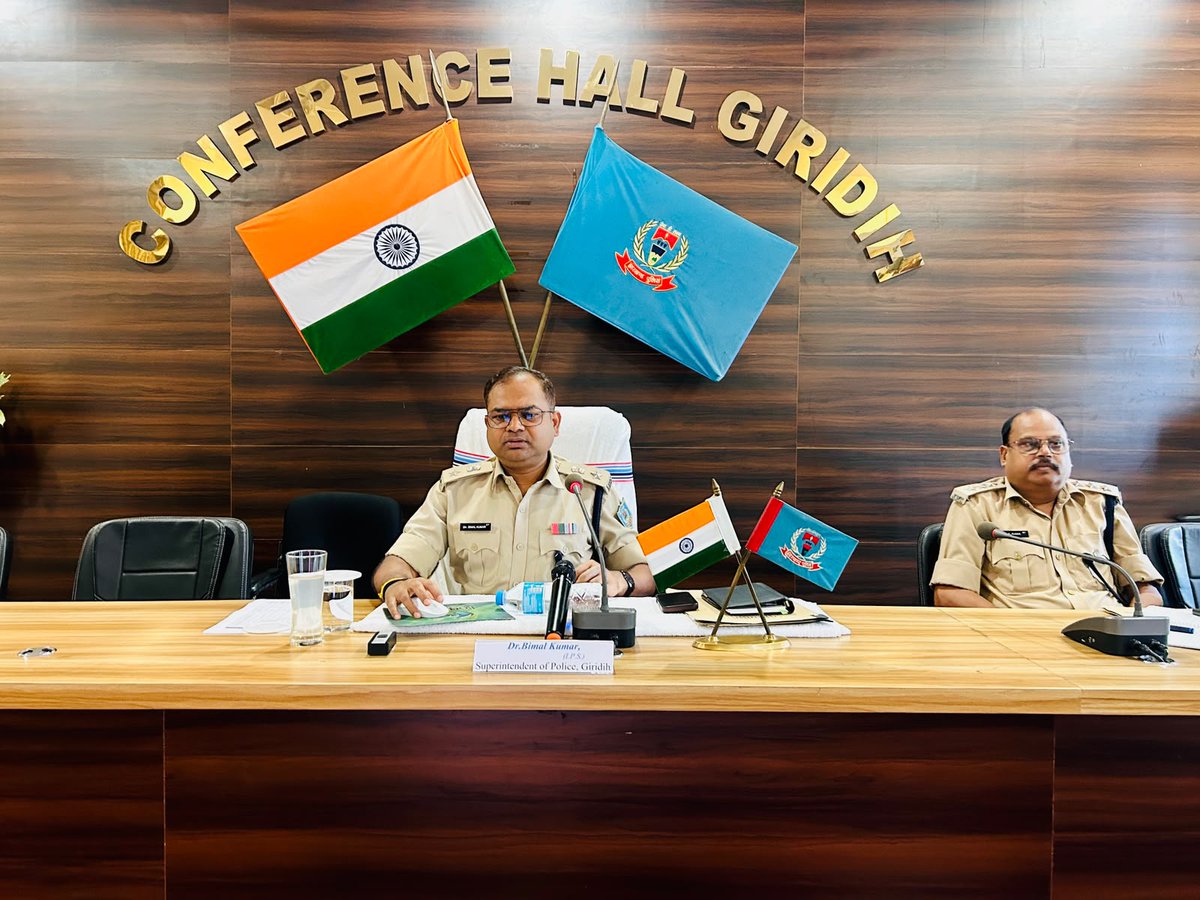 GIRIDIHPOLICE's tweet photo. प्रेस विज्ञप्ति
__________________________________
पुलिस अधीक्षक का कार्यालय गिरिडीह।
दिनांक: 11.07.2026
—————————————————
पुलिस अधीक्षक की अध्यक्षता में मासिक अपराध समीक्षा गोष्ठी संपन्न, आगामी श्रावणी मेला एवं कानून-व्यवस्था को लेकर दिए कड़े निर्देश:-
आज दिनांक 11.07.2026 को पुलिस अधीक्षक, गिरिडीह की अध्यक्षता में कार्यालय अवस्थित सभागार में मासिक अपराध समीक्षा गोष्ठी का आयोजन किया गया। इस बैठक में जिले की समग्र कानून-व्यवस्था, लंबित मामलों की समीक्षा, तकनीकी अनुसंधान की प्रगति और आगामी श्रावणी मेला-2026 के सफल एवं सुरक्षित संचालन हेतु सुरक्षा व्यवस्था पर विस्तृत चर्चा की गई।
बैठक के दौरान पुलिस अधीक्षक द्वारा सभी अनुमण्डल पुलिस पदाधिकारी, पुलिस उपाधीक्षक, अंचल पुलिस निरीक्षक एवं थाना/ओ०पी० प्रभारियों को निम्नलिखित मुख्य निर्देश दिए गए:
 *श्रावणी मेला हेतु विशेष तैयारी*: आगामी श्रावणी मेला के मद्देनजर कांवरियों के मार्ग में सुरक्षा के पुख्ता इंतजाम, प्रमुख शिवालयों में भीड़ प्रबंधन (Crowd Management), सादे लिबास में पुलिस बलों की तैनाती और रूट डायवर्जन को लेकर स्पष्ट कार्ययोजना बनाने का निर्देश दिया गया।
 *लंबित कांडों का त्वरित निष्पादन:* सभी लंबित मामलों का निर्धारित समय सीमा के भीतर गुणात्मक अनुसंधान सुनिश्चित करते हुए निष्पादन करने का कड़ा निर्देश दिया गया।
 * महिला सुरक्षा को प्राथमिकता: महिला संबंधी अपराधों के मामलों में जीरो टॉलरेंस की नीति अपनाने और दर्ज कांडों की संवेदनशीलता व त्वरित गति से समीक्षा कर अपराधियों के विरुद्ध सख्त कार्रवाई का निर्देश दिया गया।
 *न्यायालय कार्य एवं सत्यापन में तेजी:* माननीय न्यायालय से प्राप्त वारंट/कुर्की का ससमय शत-प्रतिशत निष्पादन सुनिश्चित करने, तथा लंबित पासपोर्ट एवं चरित्र सत्यापन (Character Verification) के कार्यों को बिना किसी देरी के प्राथमिकता के आधार पर पूरा करने की बात कही गई।
 *सघन गश्ती एवं अपराधियों पर निगरानी:* जिले में रात्रि गश्ती (Night Patrolling) को और प्रभावी बनाने तथा पेशेवर अपराधियों, वारंटियों एवं असामाजिक तत्वों के खिलाफ विशेष अभियान चलाकर कड़ी कार्रवाई करने का निर्देश दिया गया।
 *जनता की शिकायतों का निवारण एवं पब्लिक फ्रेंडली पुलिसिंग:* आम जनता से प्राप्त शिकायतों और विभिन्न आयोगों से प्राप्त पत्रों का त्वरित व निष्पक्ष निष्पादन करने पर जोर दिया गया।आम नागरिकों के साथ शालीन व्यवहार करने और 'पब्लिक फ्रेंडली पुलिसिंग' को धरातल पर उतारने का निर्देश दिया गया।
@JharkhandPolice @amolhomkar_IPS 
@DigHazaribagh @Michaelraj_ips #BNS #BNSS @jharkhandCMO