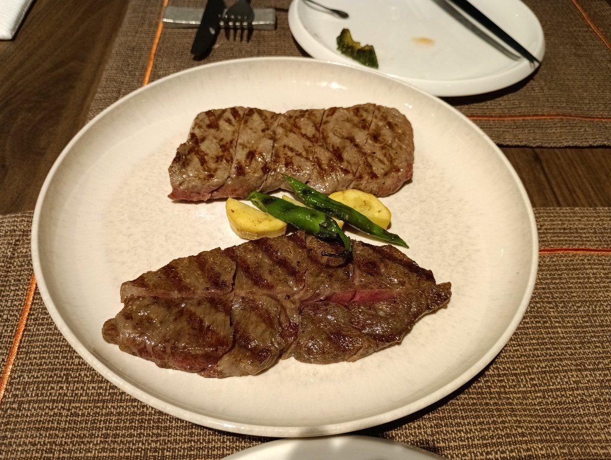 handy_bulk's tweet photo. 今日の寄港地四日市では夫が乗ってみたかった近鉄湯の山線で終点の湯の山温泉駅から何となく歩いた先にあった菰野ピアノ歴史館は凄いコレクションだった。夕食はグリルレストランで好物の（和牛）ミスジ他をいただき、〆はプールサイドでのディスコタイム。濃すぎてあっと言う間の一日だった #飛鳥III https://t.co/Y0GwmZSDbe