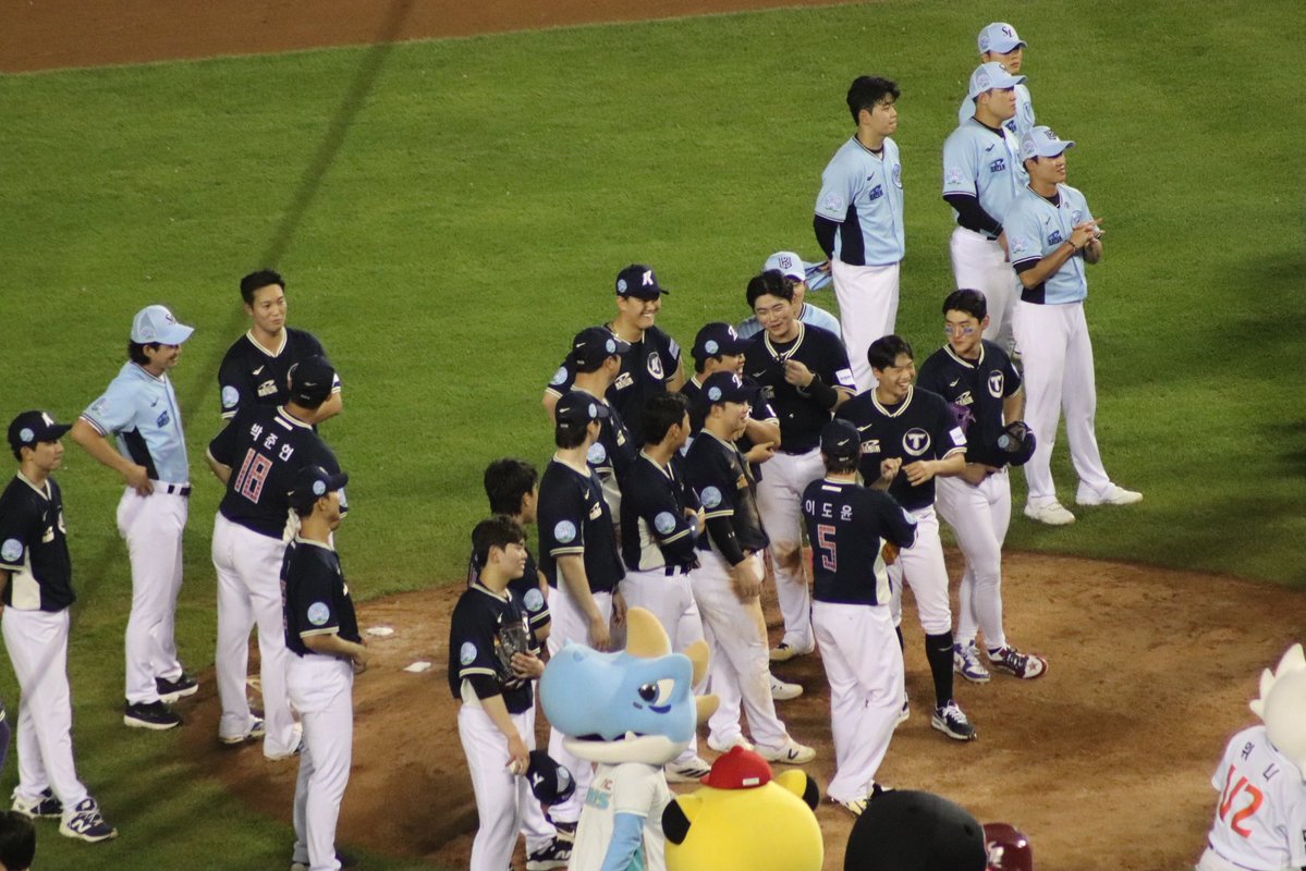 0bbtigers's tweet photo. 재현이 우승팀 수상할때 혼자 뛰어나갓다가 뻘쭘하게 돌아온거 ㄸㅂ.. https://t.co/44v9yXrRWi